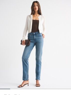 Abercrombie & Fitch Mid Rise 90s Straight Jeans in Light Blue Wash